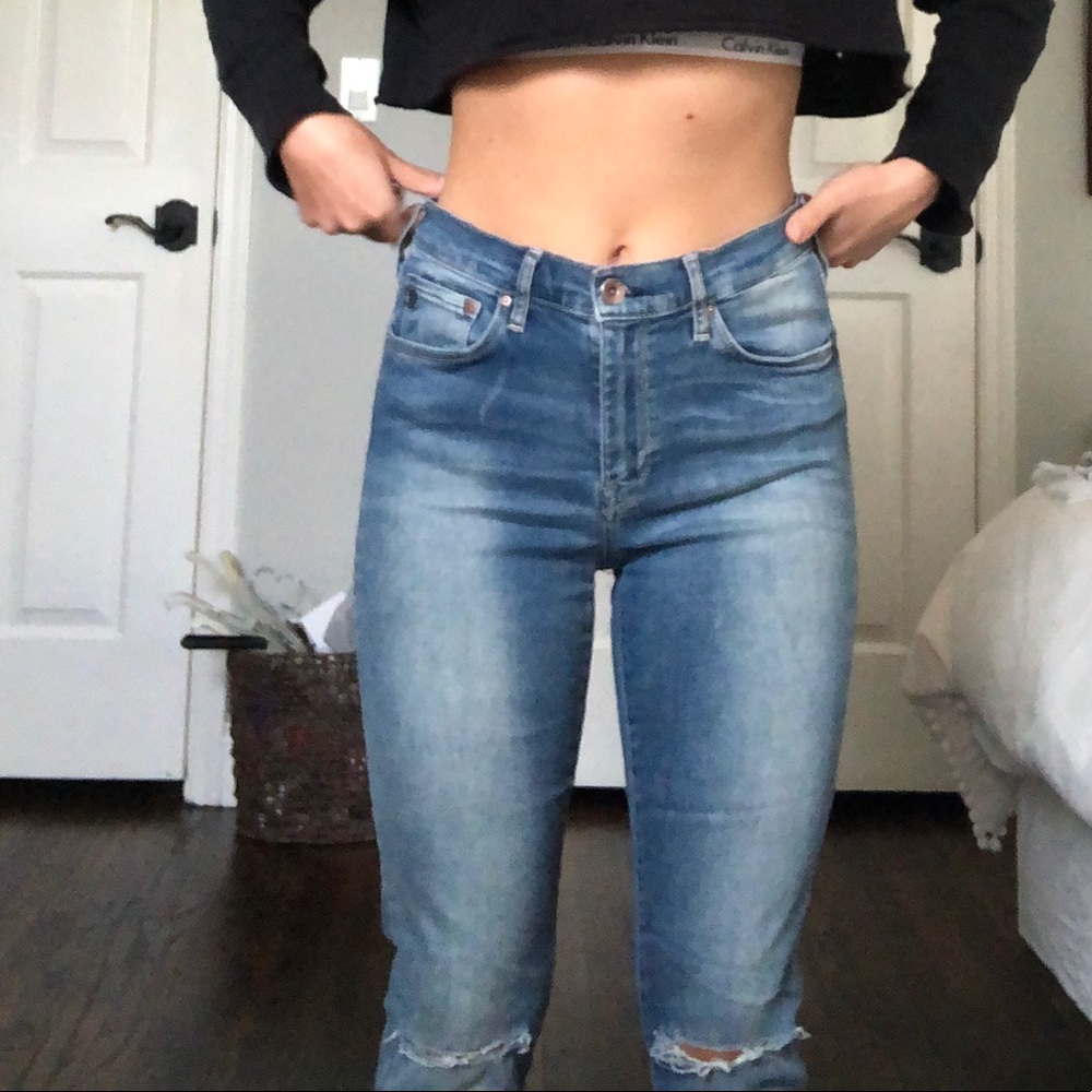 H & M light wash shaping skinny jean size 30/32